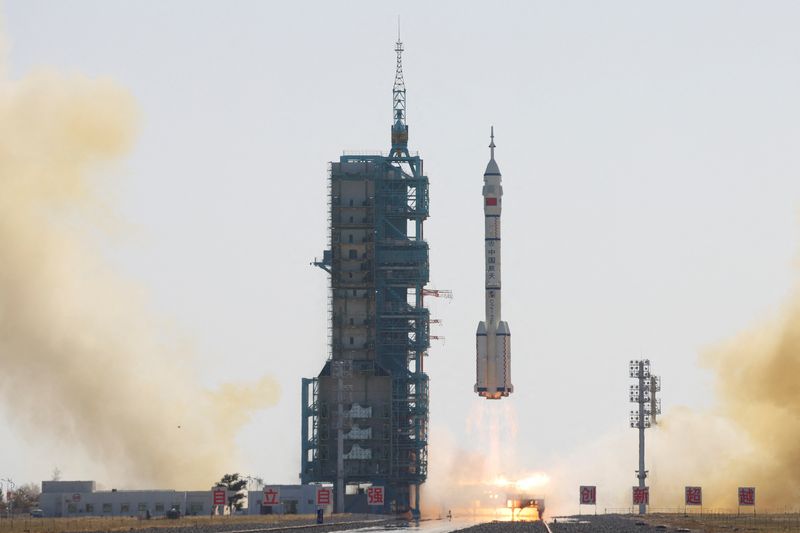 中国、有人宇宙船「神舟１７号」打ち上げ　ステーションクルー交代