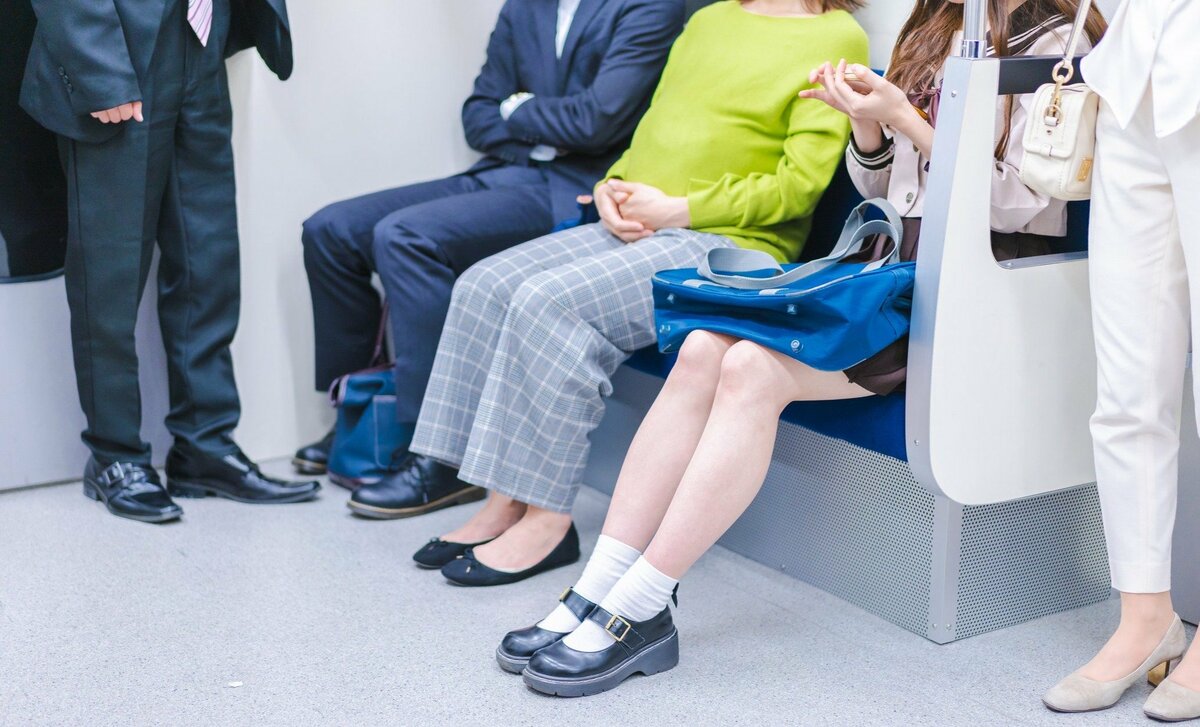 電車内で疲労が蓄積するNGな座り方 電車通勤で疲れをためない体の使い方を専門家が解説