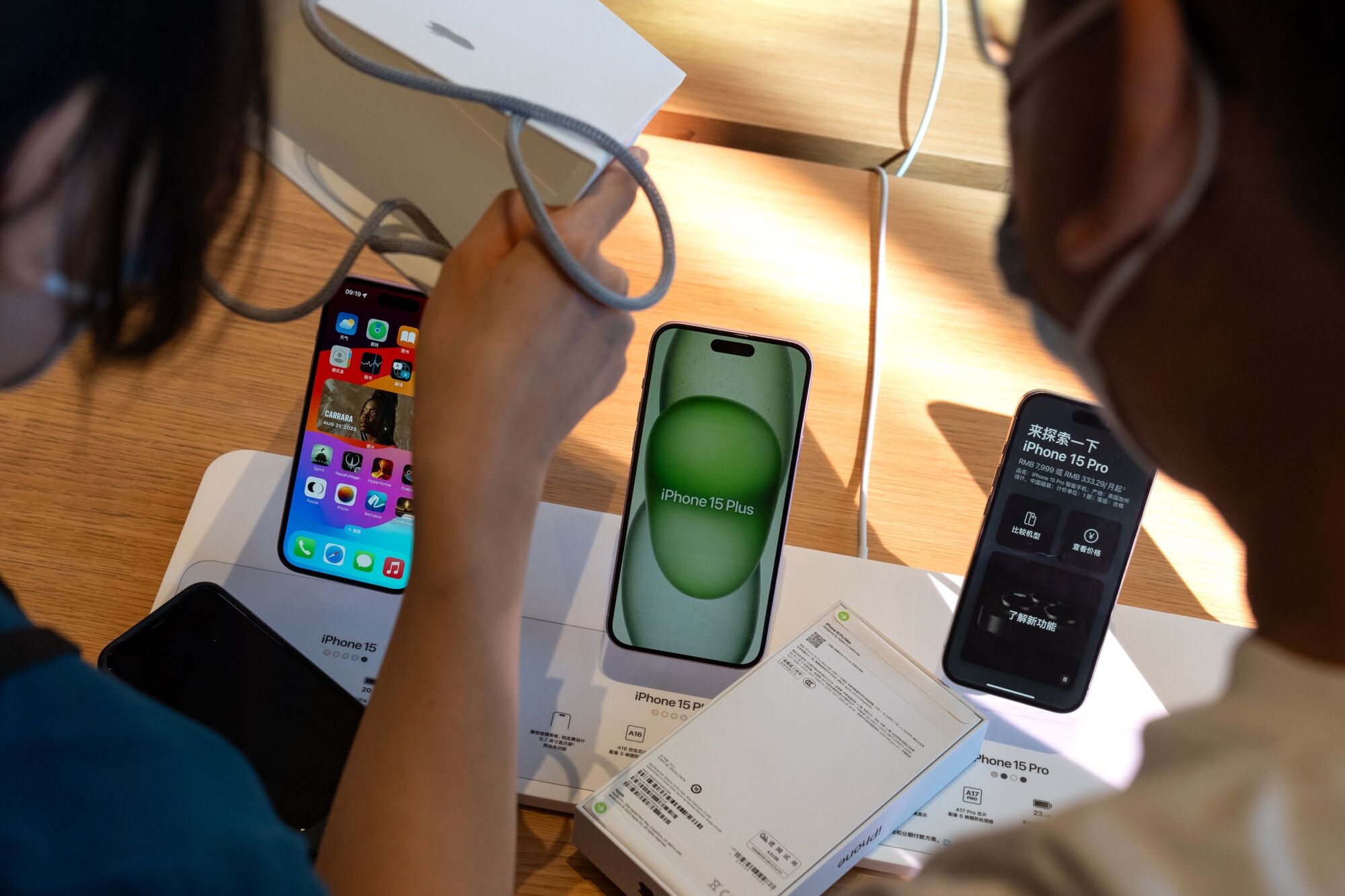 中国消費者アップル離れの兆し、ファーウェイ復活でiPhone伸び悩み