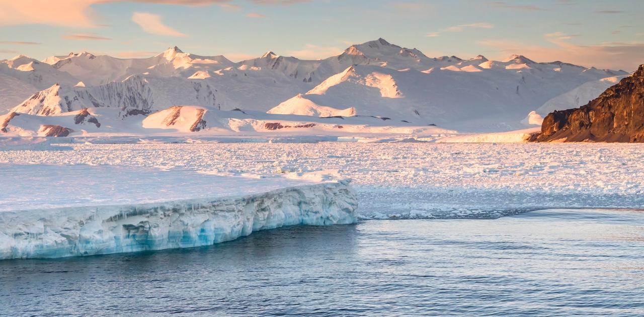 南極の厚い氷の下に隠された地形を「発見」