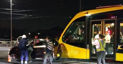 LRT事故、Uターンの軽乗用車と列車が衝突　乗客約70人に影響