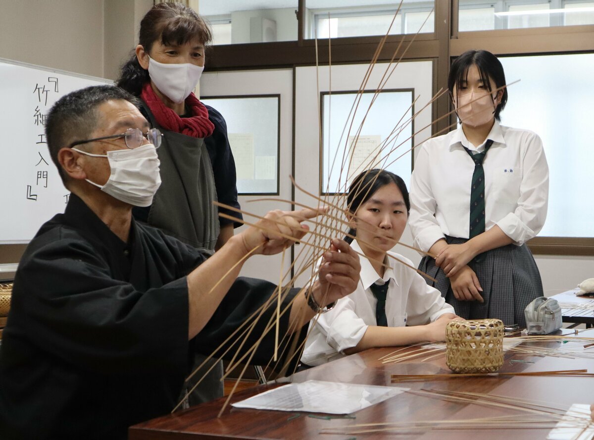 正六角形の編み目のかごどうやって作る？　京都・京丹波の高校でプロの技学ぶ