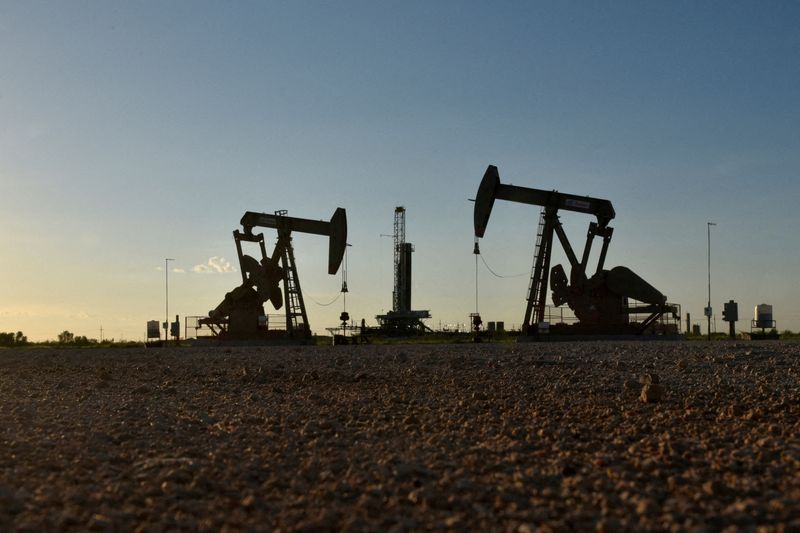 原油先物4％下落、7月下旬以来の安値　逼迫懸念が緩和
