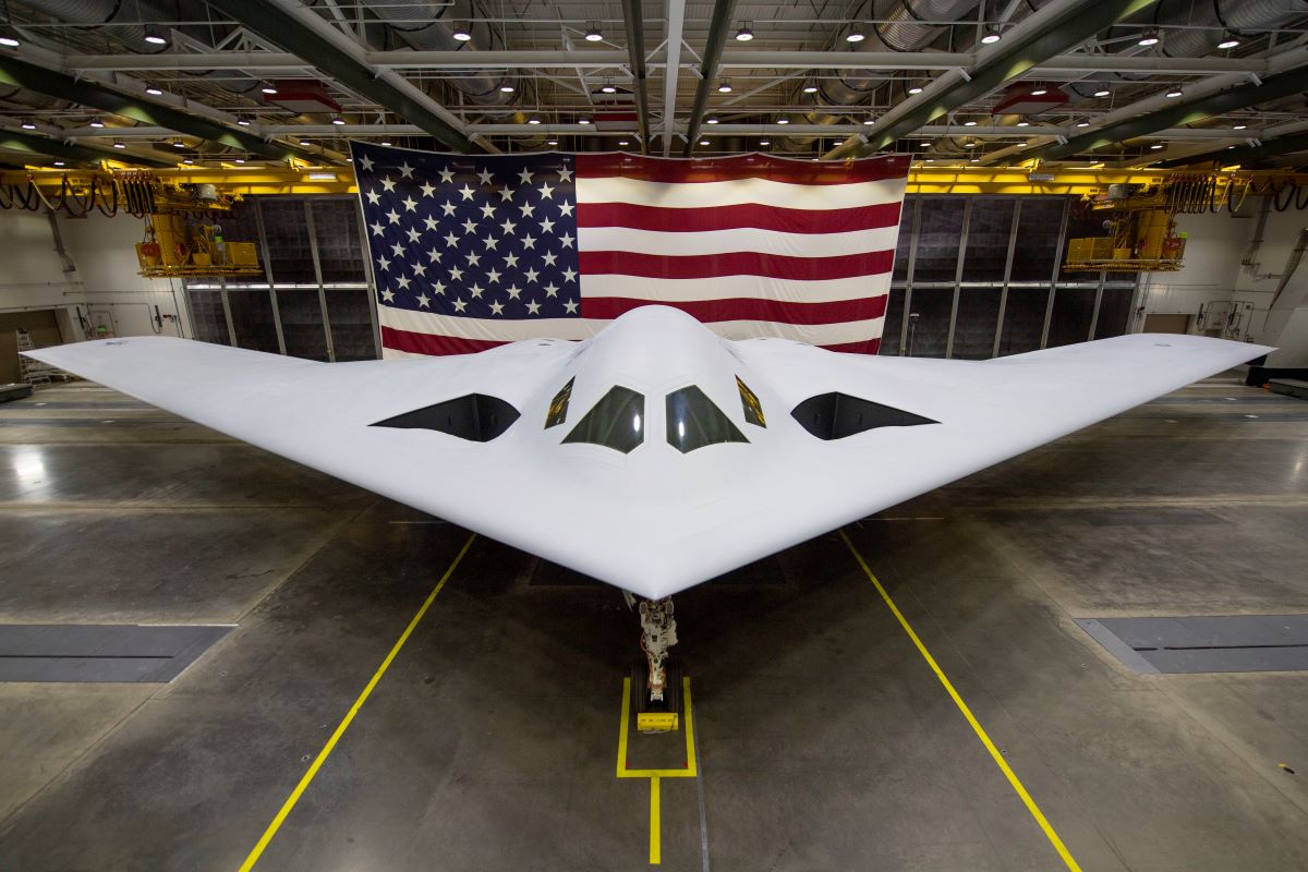 米新型ステルス爆撃機「B21レイダー」が初試験飛行　1機1100億円超