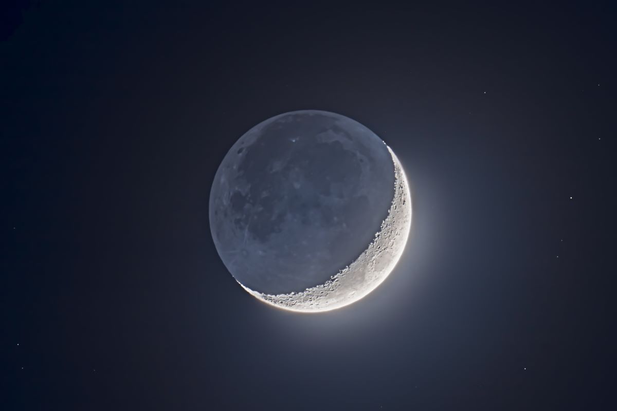 ダ・ヴィンチが発見した月の「地球照」を肉眼で見よう　今週の日没直後に