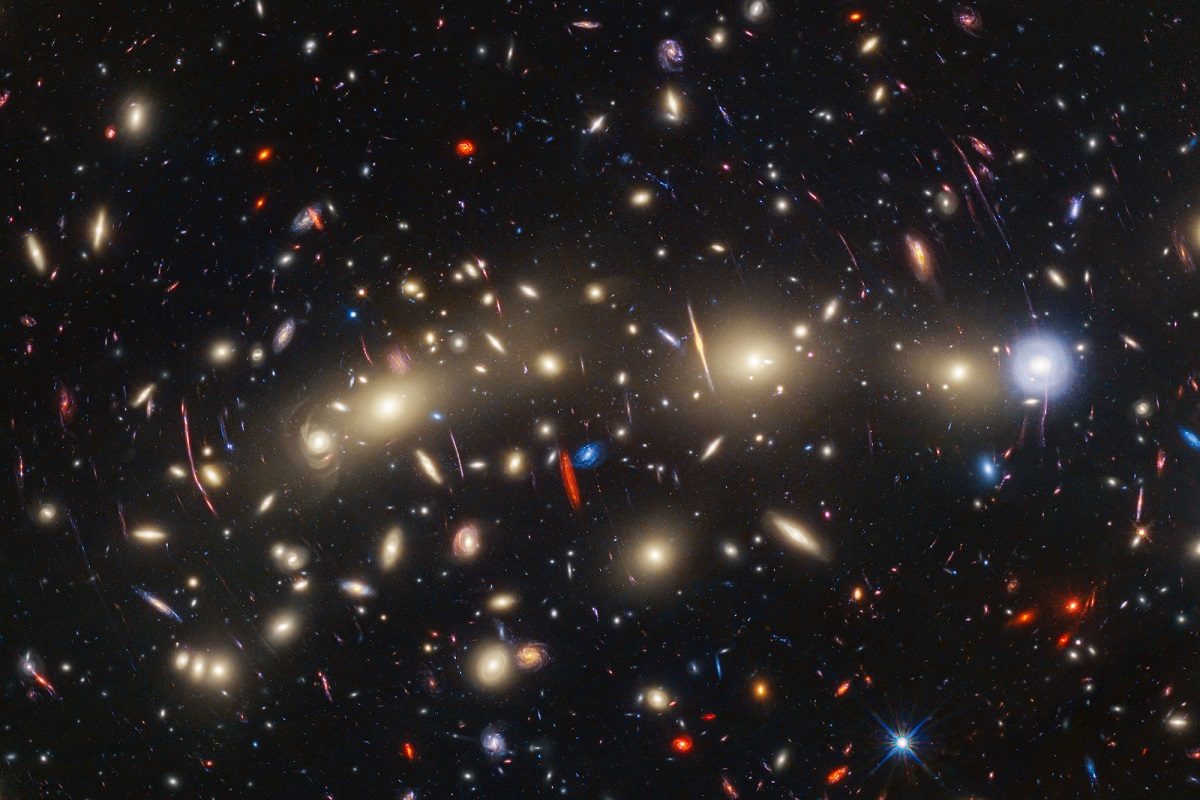 内部の天体がチラチラ瞬く「クリスマスツリー銀河団」、NASAが画像公開