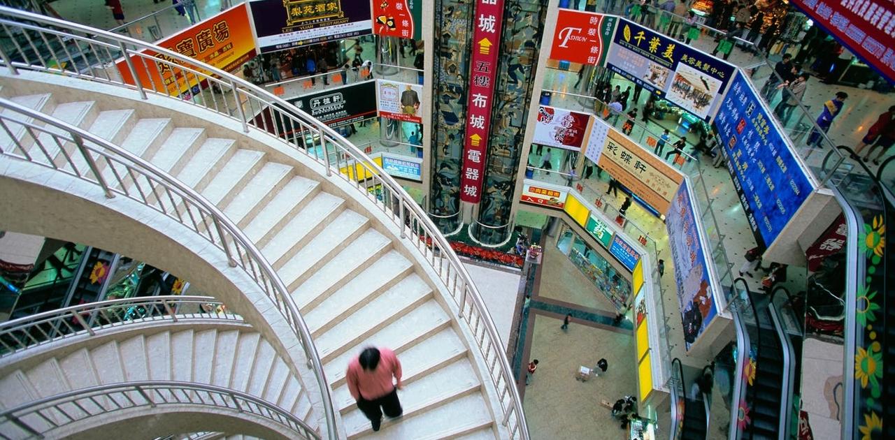 中国、ショッピングモールの階段下に作った「隠れ家」で半年間生活していた学生が逮捕される