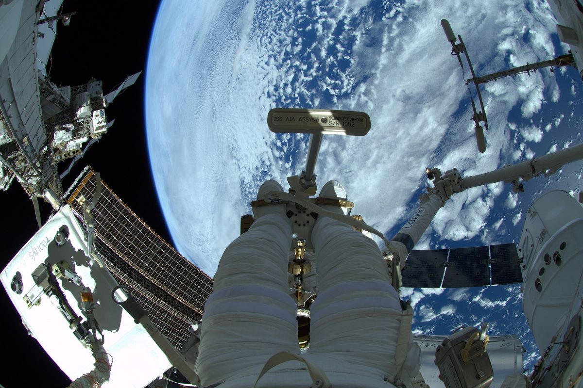 NASA飛行士が工具袋紛失、宇宙漂い地上からも観測可能に
