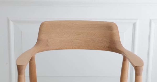アップルにも採用された「HIROSHIMAアームチェア」　広島の家具メーカー・マルニ木工から生まれた「世界の新たな定番」　デザイナーの深澤直人さんに聞く
