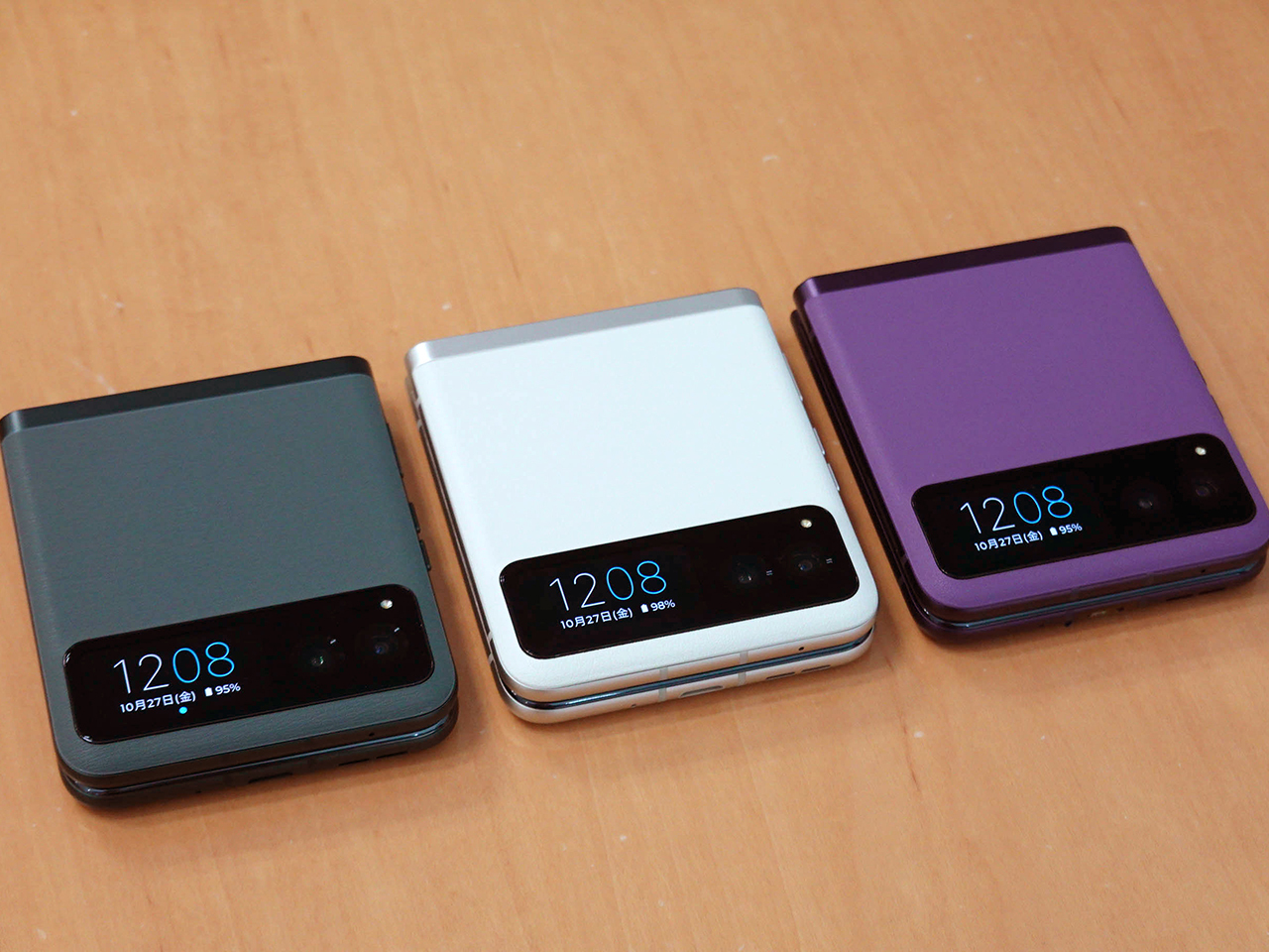 10万円以下で手に入る折りたたみスマホ「motorola razr 40