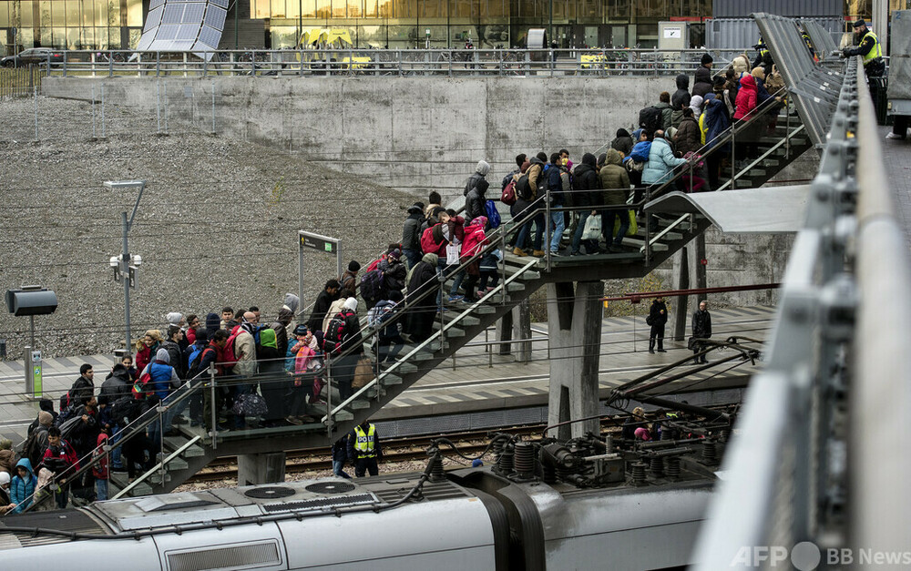 スウェーデン、移民の強制退去要件導入を検討へ