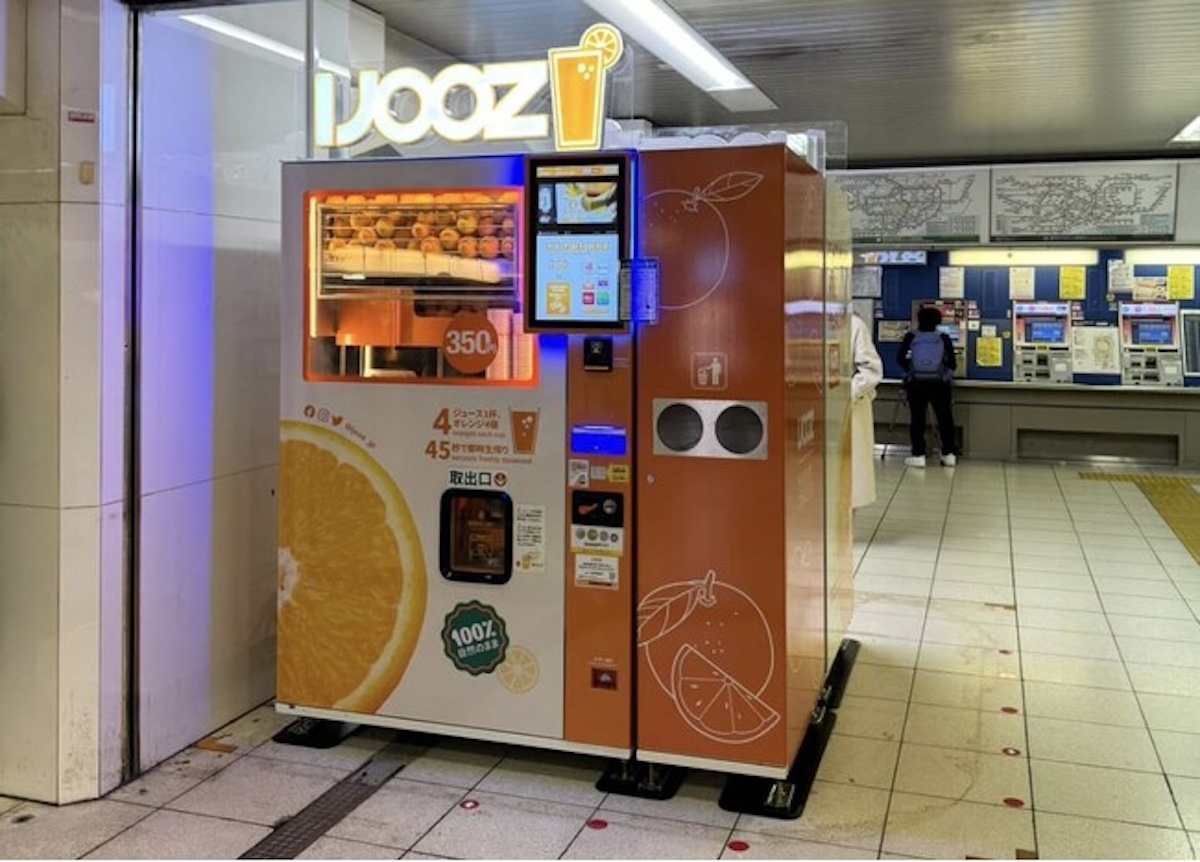 東武池袋駅構内にシンガポール発の生搾りオレンジジュース自販機「IJOOZ」設置開始　1杯に新鮮なオレンジ4個使用