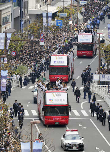 阪神・オリックスが優勝パレード　神戸と大阪、バスで行進
