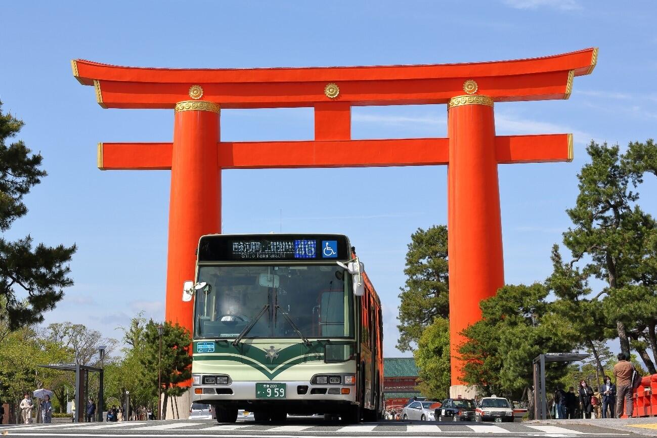 「大型荷物の持ち込みご遠慮」京都市バス、窓ステッカーで呼びかけ　インバウンド回復もトラブル懸念...市が対策本腰