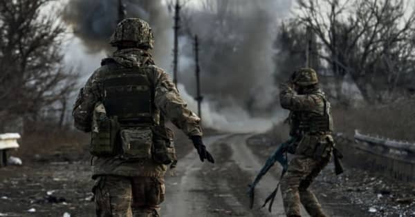 兵士の数も武器の数もロシア軍に劣る「地獄」の前線、ウクライナ兵がBBCに証言