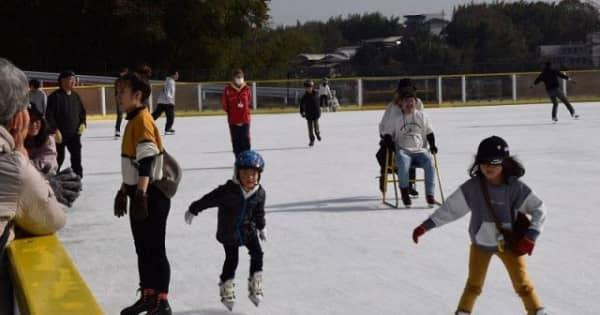 屋外スケート場で初滑り楽しむ　アイスランド津山 今季営業始まる