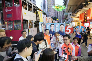 香港区議会選、低い投票率　親中派独占、民主派不満