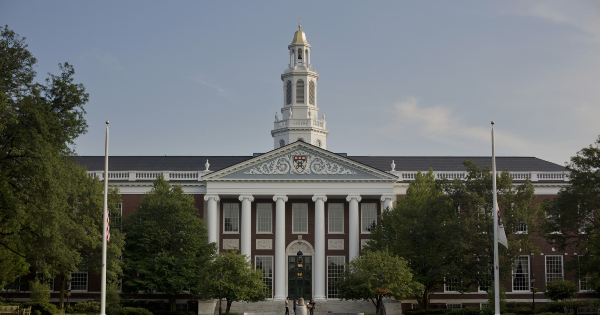 ハーバード大の分裂深まる、卒業生と教員が対立－反ユダヤ主義対応で
