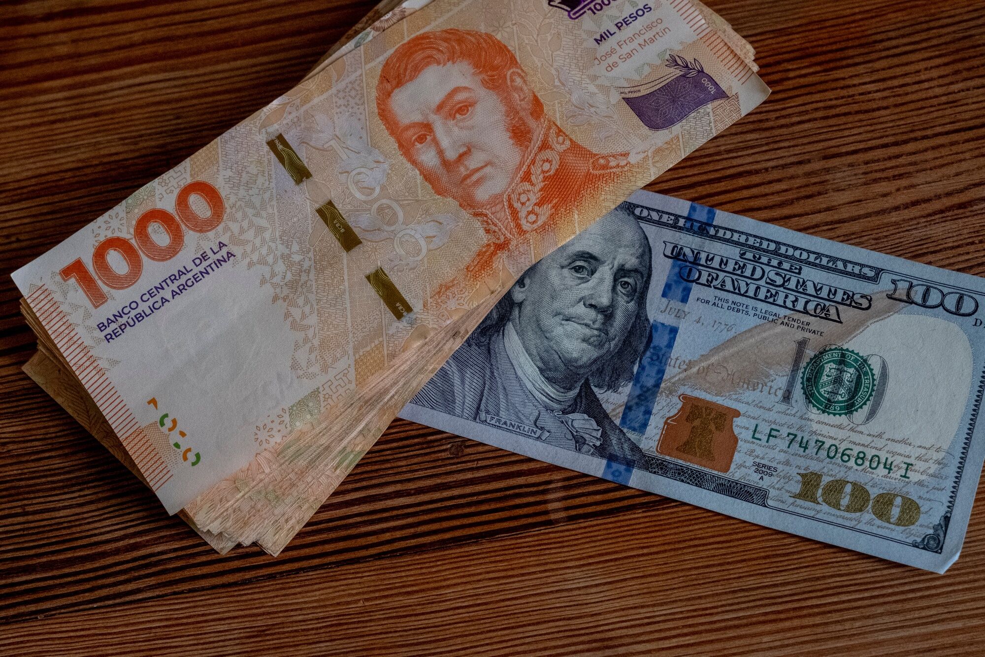 アルゼンチン、通貨ペソ54％切り下げ－経済危機に｢ショック療法｣