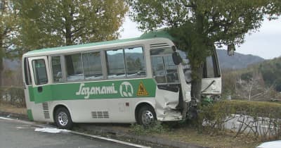 認定こども園の園児送迎バスが車４台と衝突　前歯を折るなど園児５人けが　バス運転手重傷　あわせて１０人けが　中央分離帯乗り越え衝突か　広島・東広島市