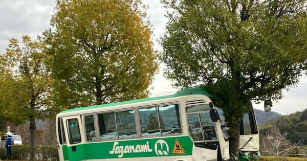 こども園バスが分離帯越え4台と衝突、園児ら10人けが　運転男性は重傷　東広島市