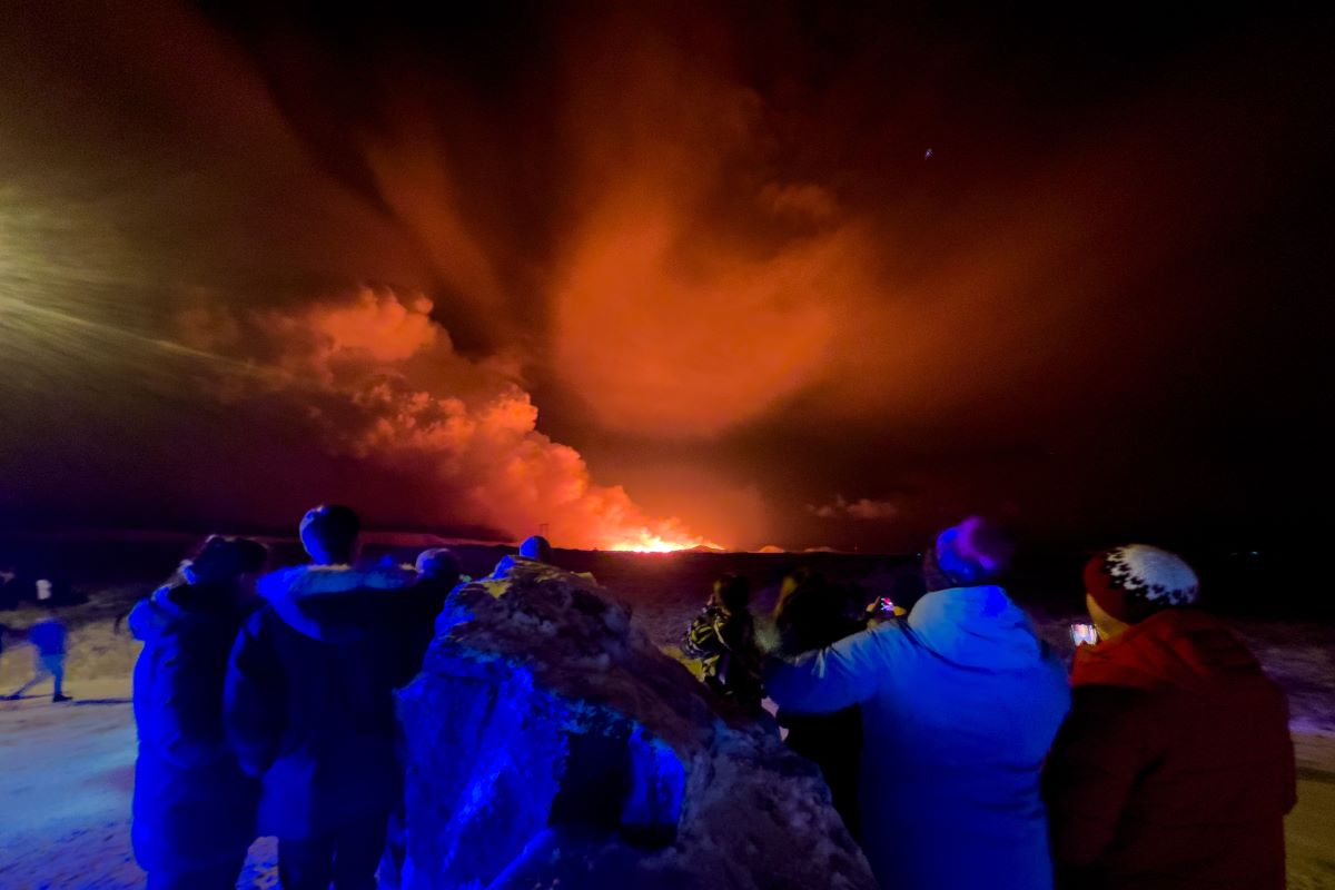 アイスランド南西部の町近郊で火山噴火、地熱発電所まで数キロ