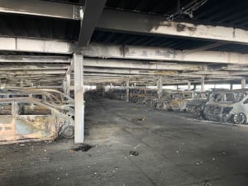 VW車が出火元の可能性　厚木、パチンコ店の駐車場火災