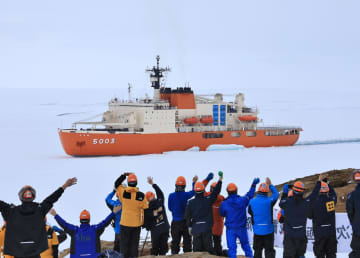 しらせが昭和基地接岸　南極観測船