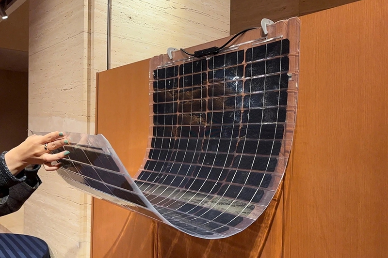 曲げて運べる「シリコン太陽電池」開発、東大発スタートアップが成功