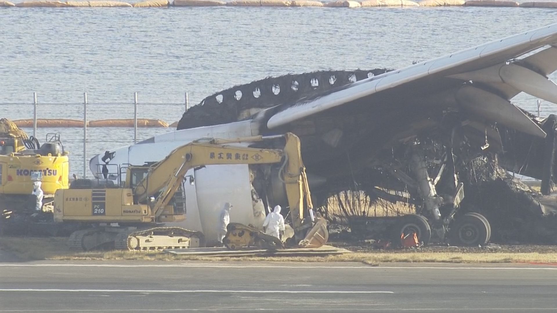 JAL機の撤去作業が始まる 「7日までに終わらせたい」と日本航空 羽田空港の航空機衝突事故