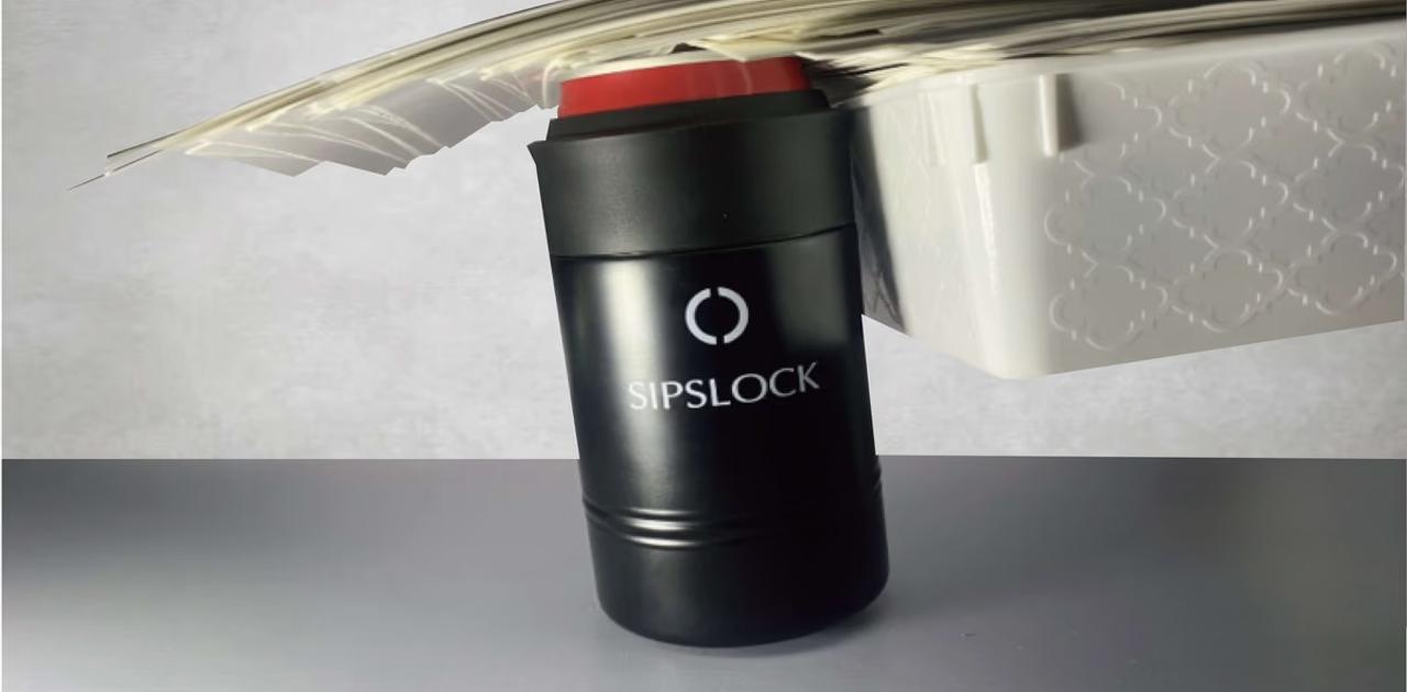 不思議な吸盤で飲み物が倒れないようにする多機能ドリンクホルダー「SIPSLOCK」