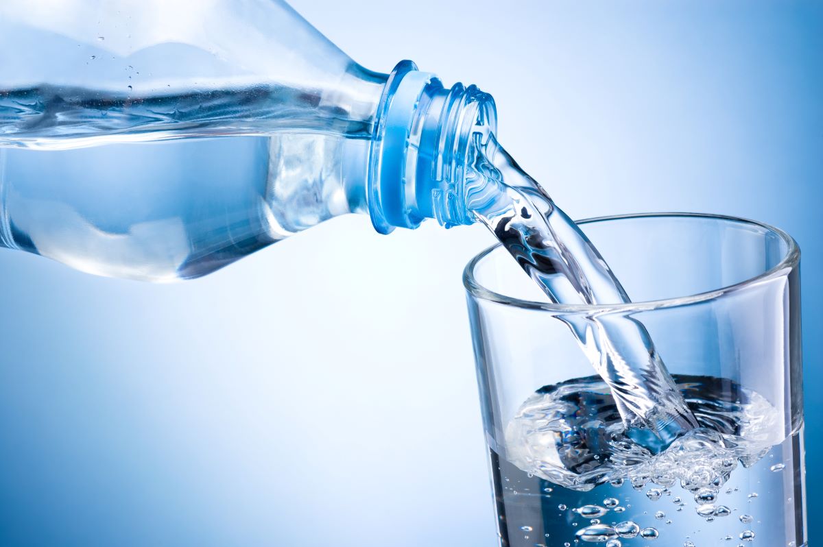 ペットボトルの水は危険？　米研究で多数のプラスチック粒子を検出