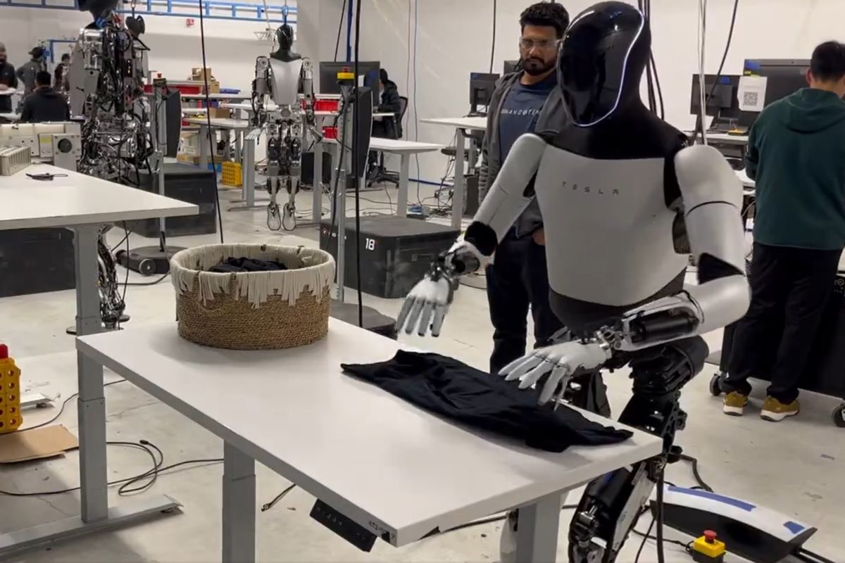 イーロン・マスクの「シャツを畳むロボット」、動画でトリックがバレてしまう