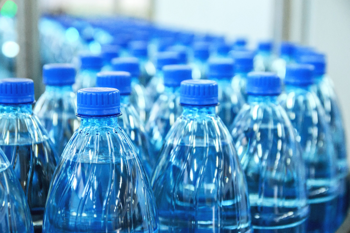 ペットボトルの水からナノプラスチック、推定の10～100倍検出　健康リスク懸念