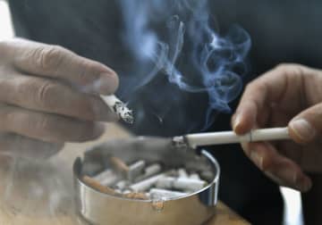 喫煙者30年に12億人下回る　WHO推計、「良い進展」