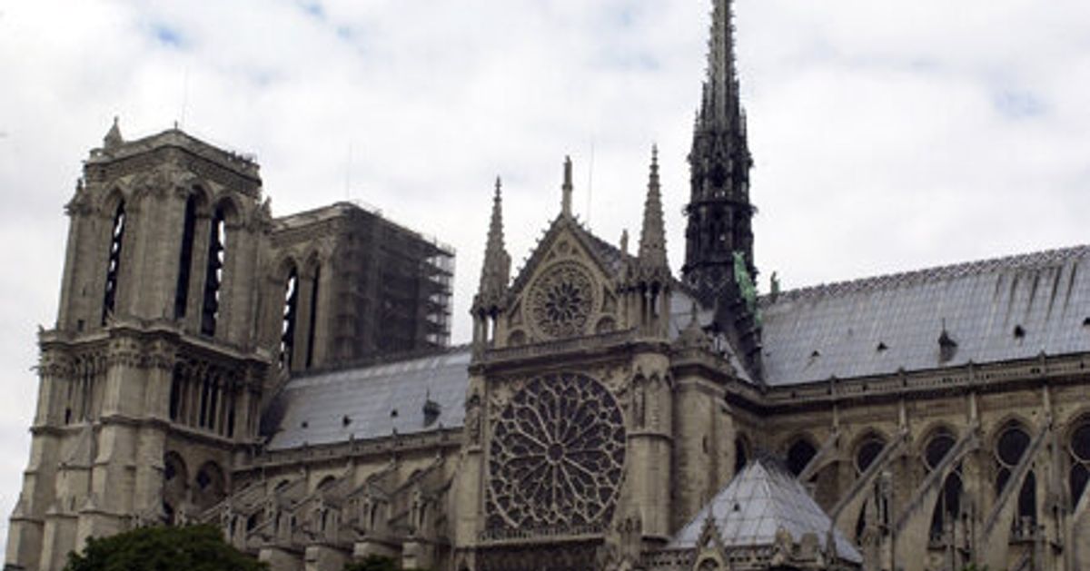 ノートルダム大聖堂の焼け落ちた「骨組み」が完成。見事な仕上がりと職人たちの笑顔に、胸が熱くなる　パリ