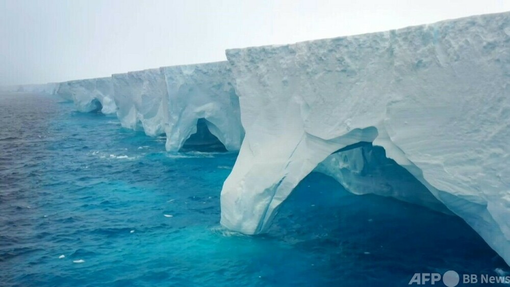 動画：世界最大の氷山「A23a」 浸食で巨大な穴やアーチ