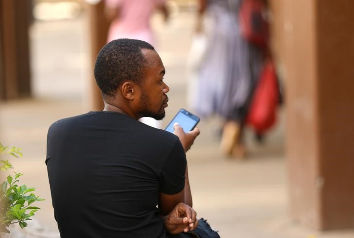 ジンバブエでネット料金数倍に値上がりも、デジタル格差拡大
