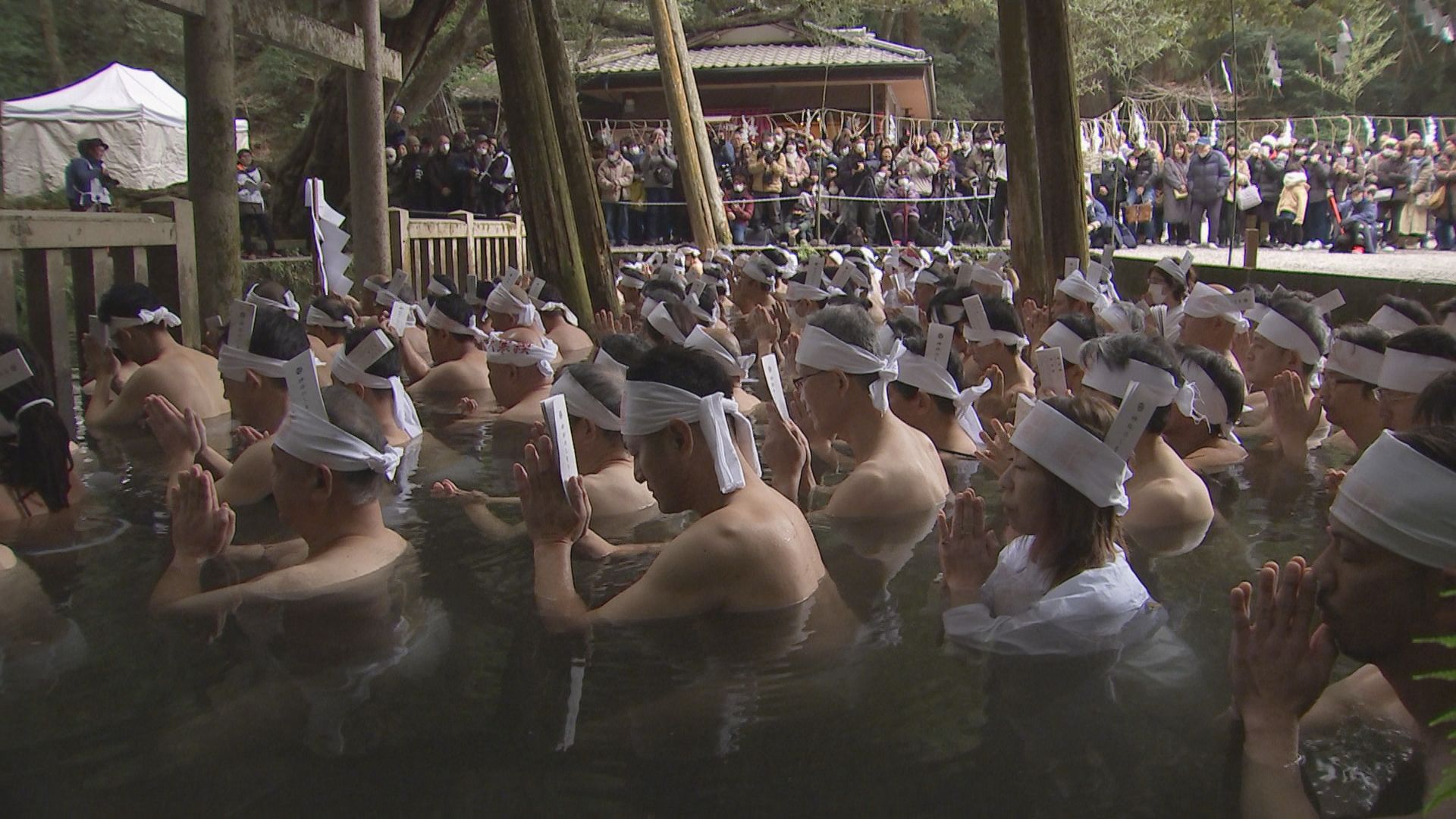 茨城・鹿島神宮で池につかって「大寒禊」　全国から151人が参加　最高齢は72歳