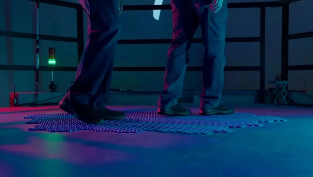 その場から進んでいないのに歩けている！？ ディズニーがマット型の歩行デバイス「HoloTile」を公開