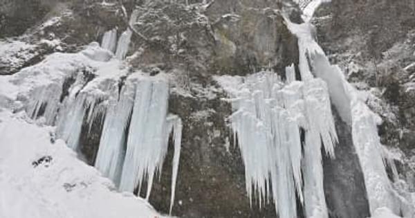 厳寒の美、アイスブルーの氷瀑　奥日光の庵滝でトレッキングツアー