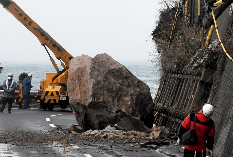 福井県福井市で落石、NTTドコモ一時通信障害　道路斜面を通るケーブルが断線