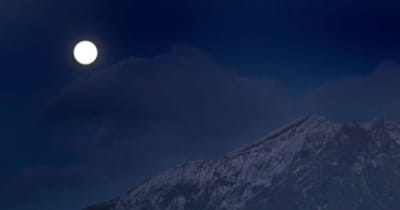 遠吠えが聞こえそう1月の満月は「ウルフムーン」、冠雪した桜島とコラボ