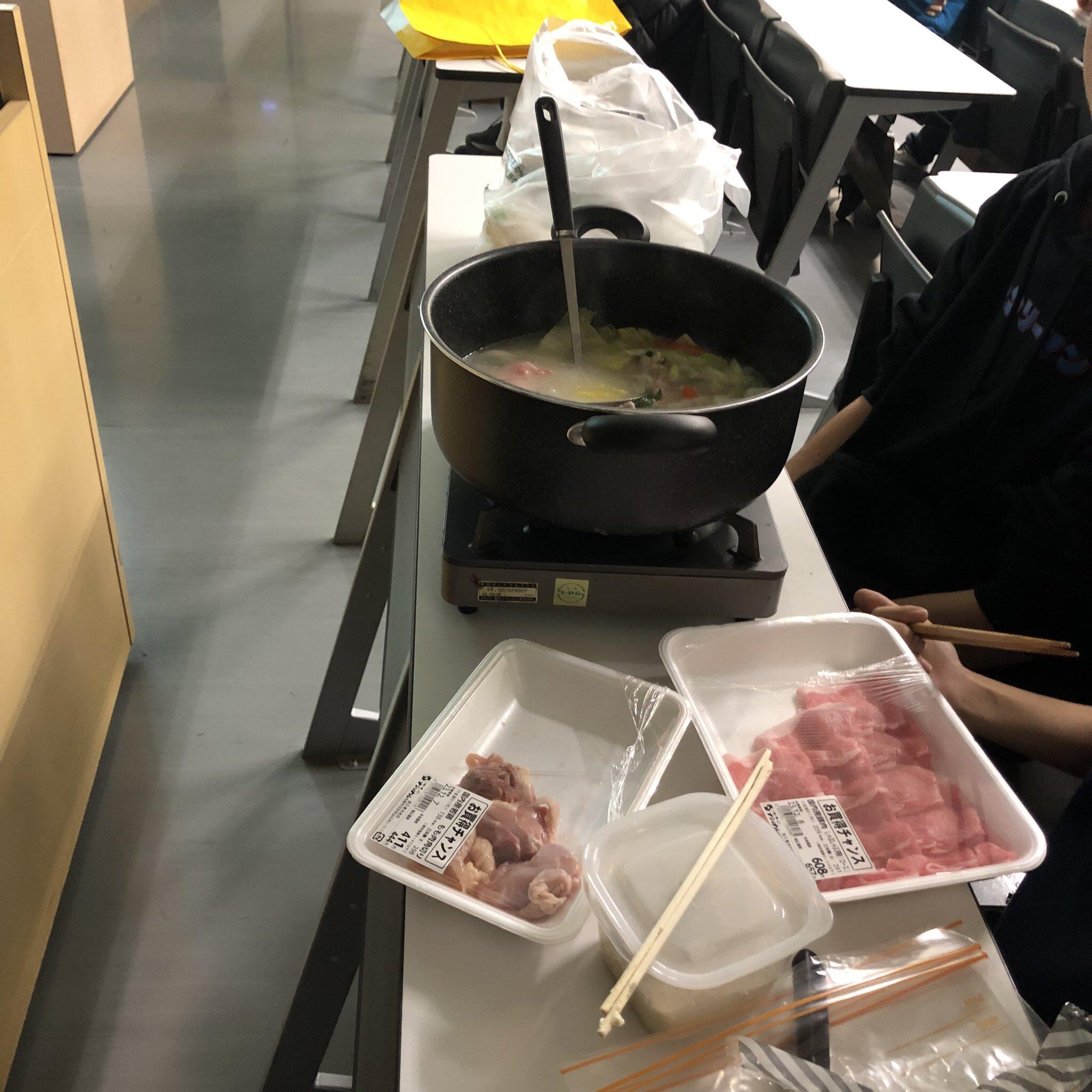 大学の授業中、学生が鍋を食べる...驚きの光景にSNS賛否両論　許可した教授が明かす「自由」めぐる深い理由