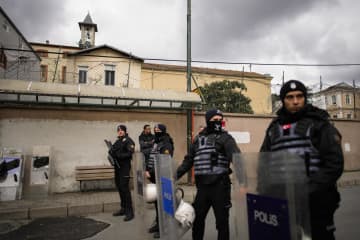 トルコ教会で銃撃1人死亡　2人組が礼拝中、当局捜査