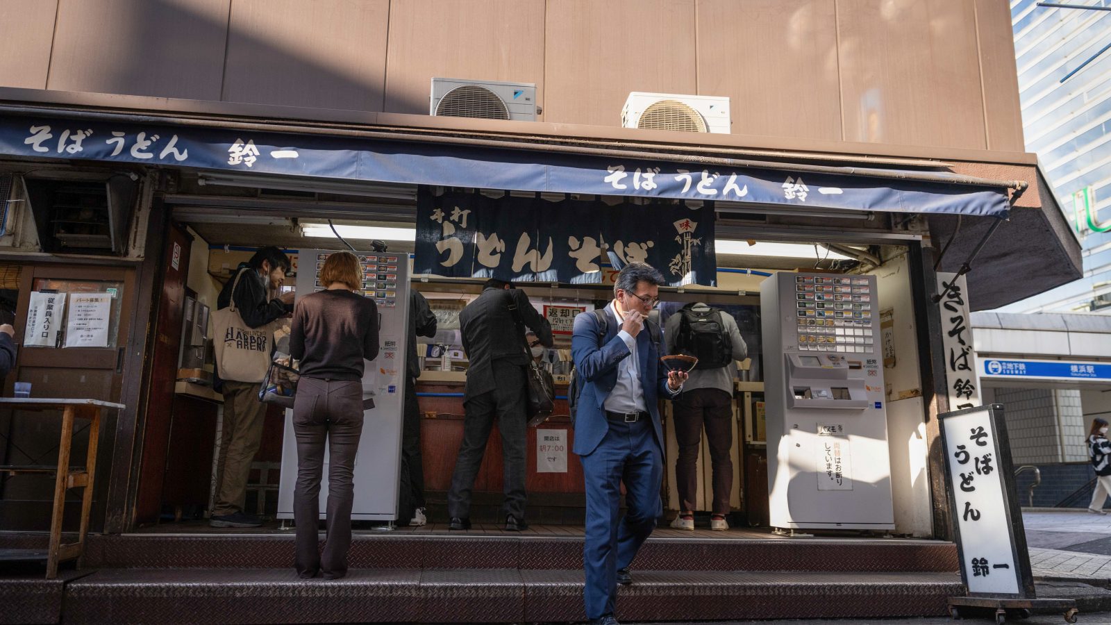 英紙「物価高のなか、日本のサラリーマンは『激安ランチ』を食べている」