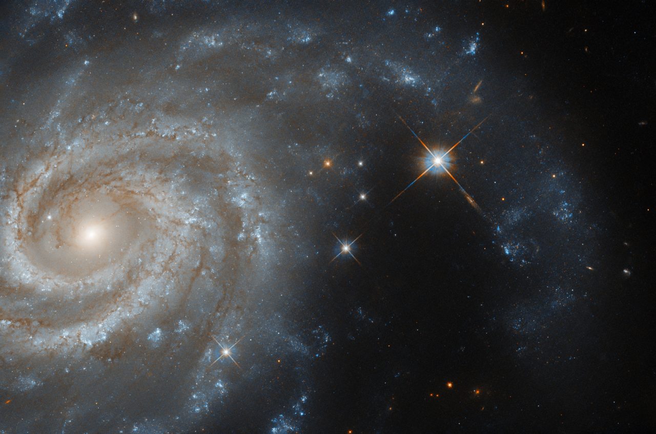 穏やかに渦巻腕を広げる“うさぎ座”の渦巻銀河　ハッブル宇宙望遠鏡が撮影
