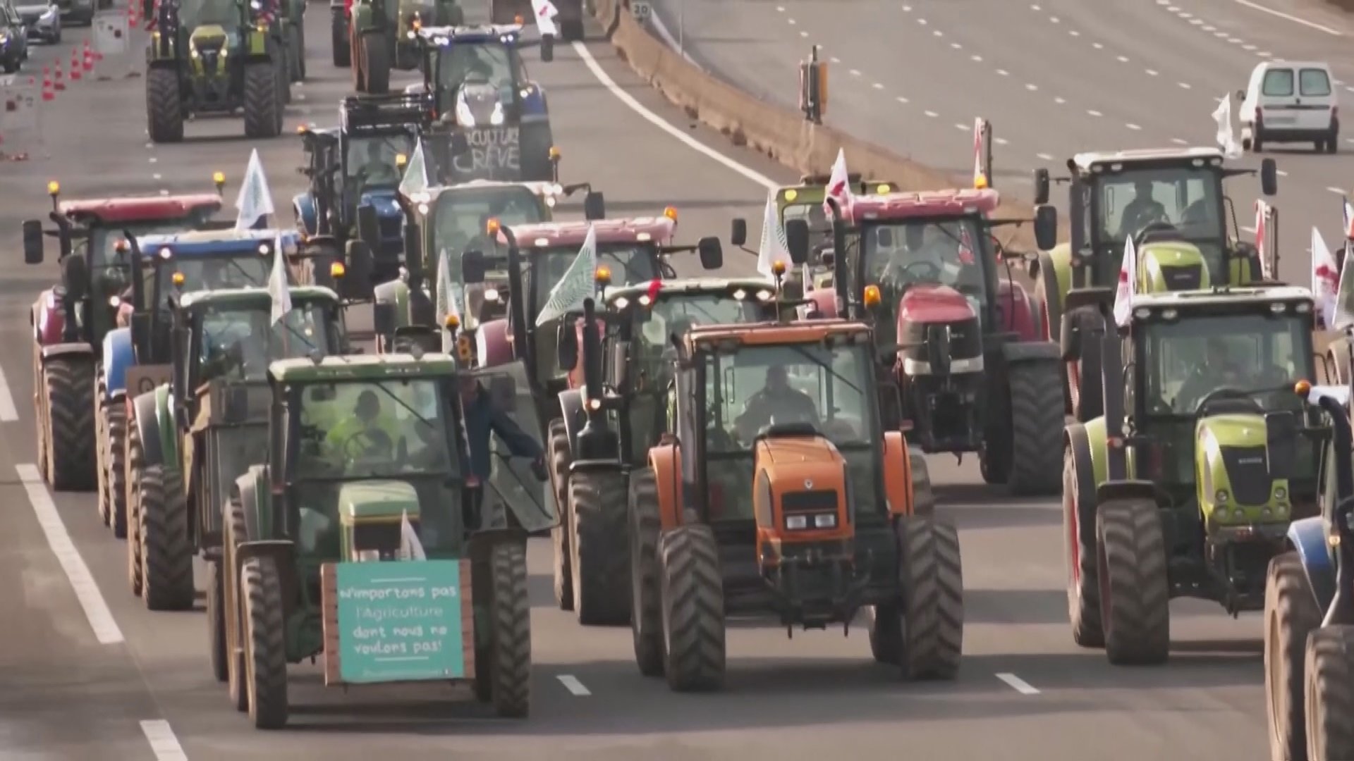 トラクターで道路封鎖　フランスで農家の抗議デモ続く