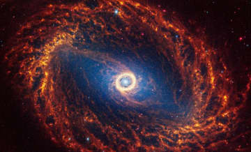 銀河の「目」ぎょろり　米、ウェッブ宇宙望遠鏡が観測