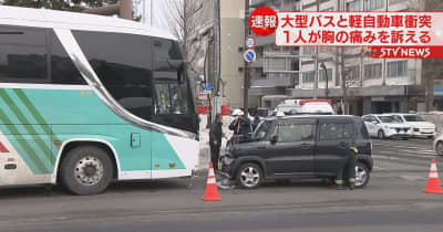 札幌・中心部でバスと軽乗用車が衝突　軽乗用車の男性が胸の痛みを訴え　バスの乗客にけがなし